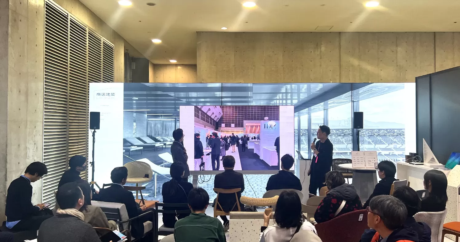 Écran LED transparent lors d'un événement professionnel