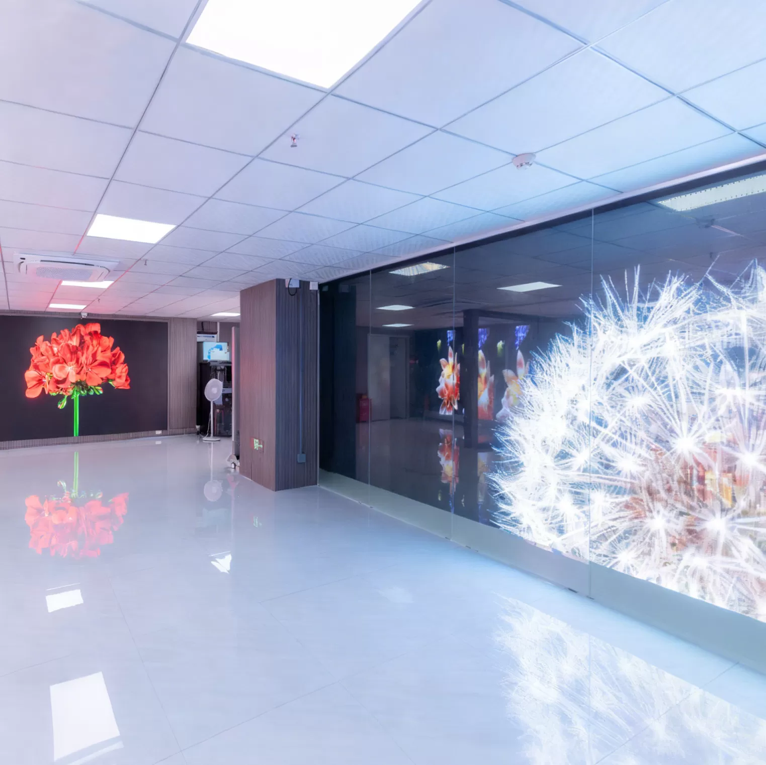 Couloir retail habillé d'écrans LED du sol au plafond